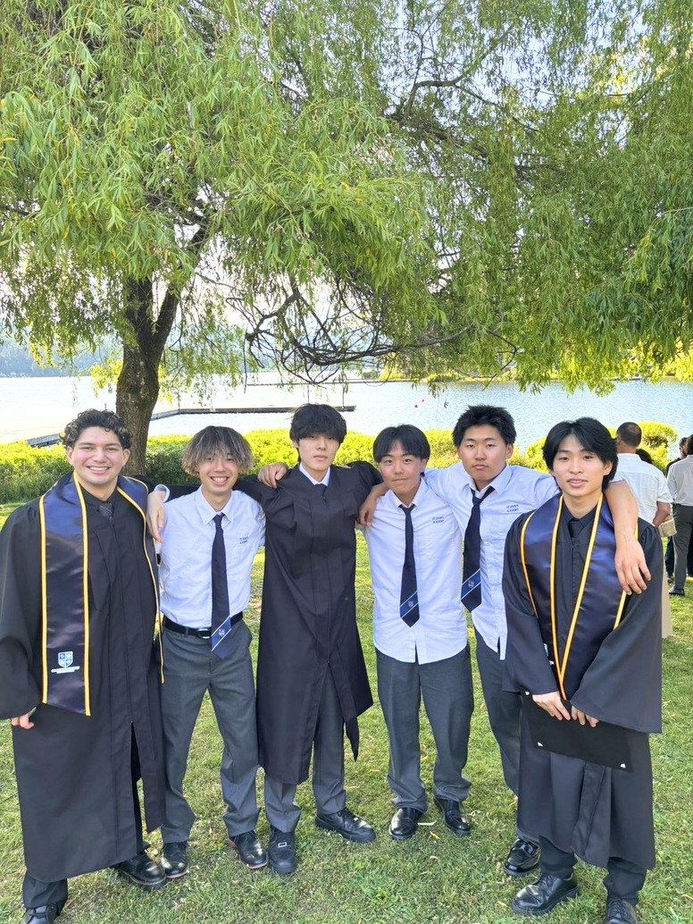 学年末、ガウンを着た仲間たちと