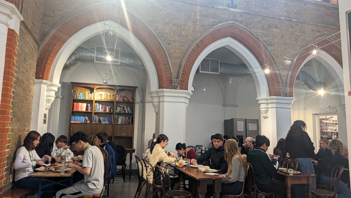 アーチ天井のダイニングホール