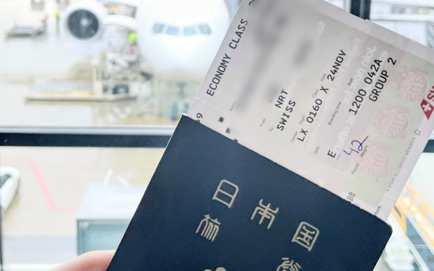 空港で手にした日本のパスポートと搭乗券