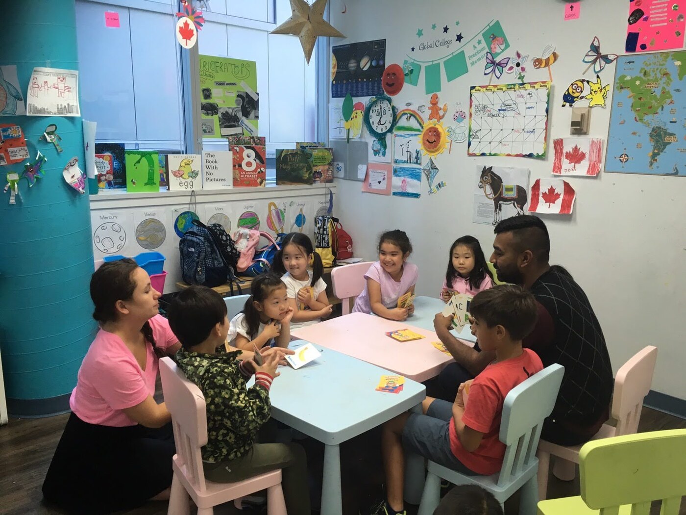 先生と一緒に英語を学ぶ子どもたち