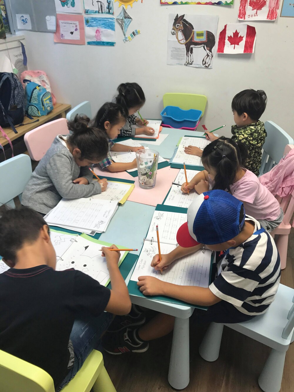 教室で英語を学ぶ子どもたち