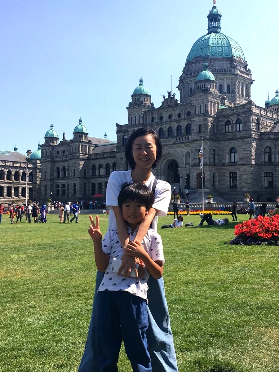バンクーバーのブリティッシュコロンビア州議事堂前で撮影した、K.K.くんと保護者の記念写真